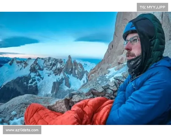 重庆摩天楼外立面攀岩赛上演 选手挑战立体城市极限垂直路线